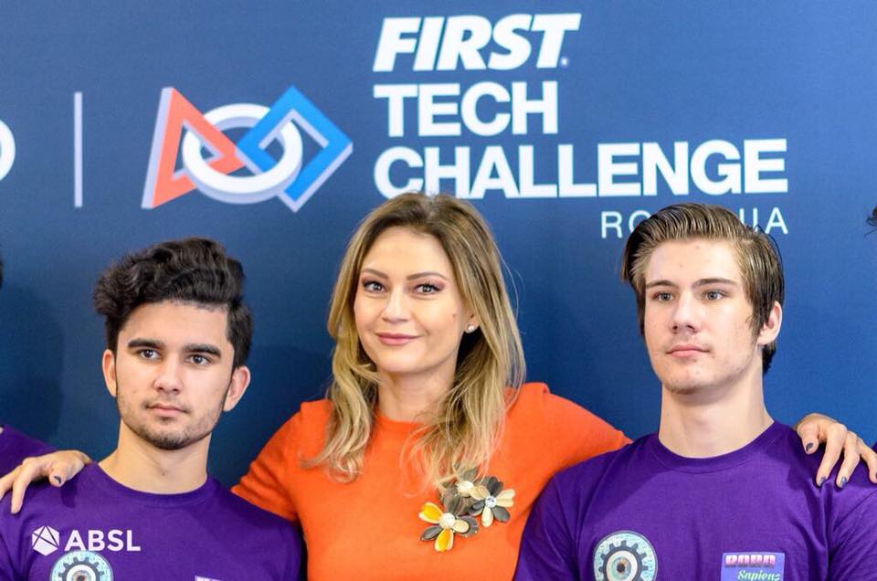 Dana Razboiu alaturi de tinerii pe care ii sustine cu ajutorul asociatiei „Natie prin educatie”