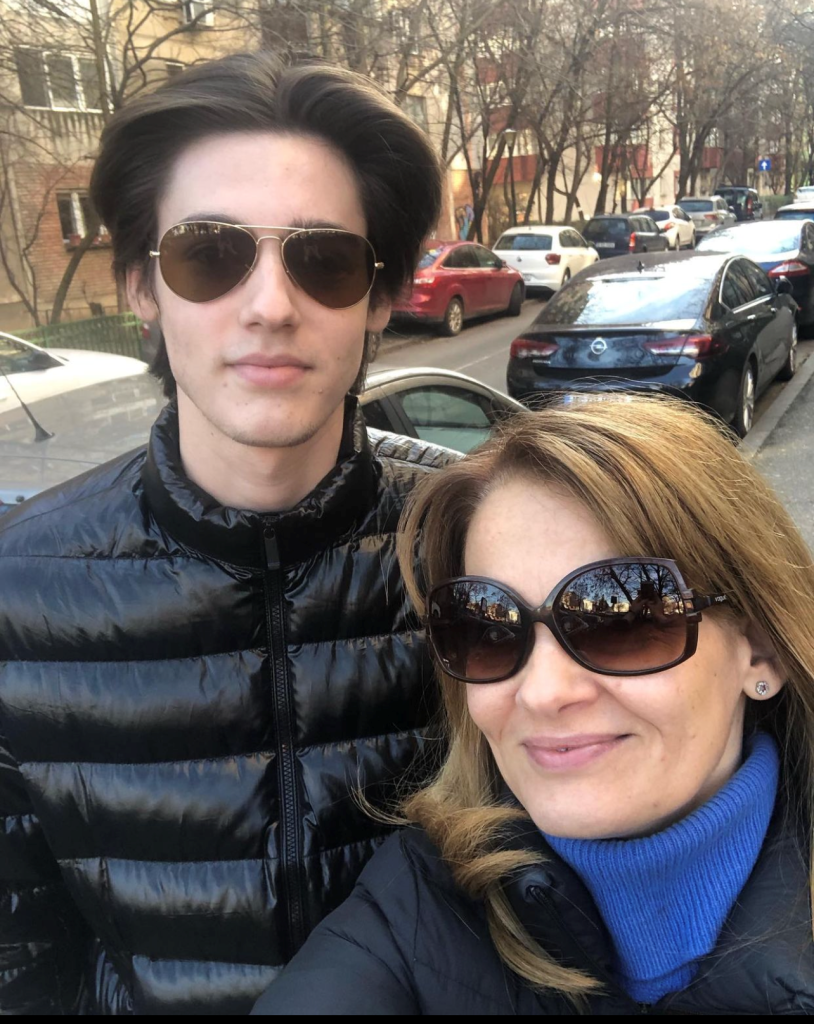 Anul trecut, Elvira s a dus în Italia pentru a-l conduce pe fiul ei, Luca, la facultate