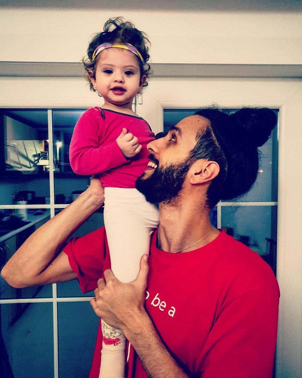 Logodnicul si fetita lor