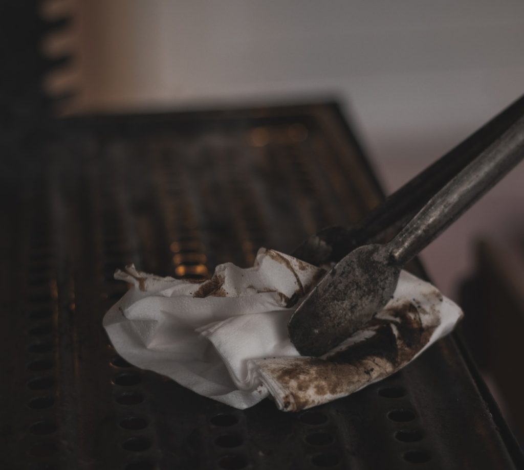 Cum cureți grătarul dacă nu ai la îndemână o perie