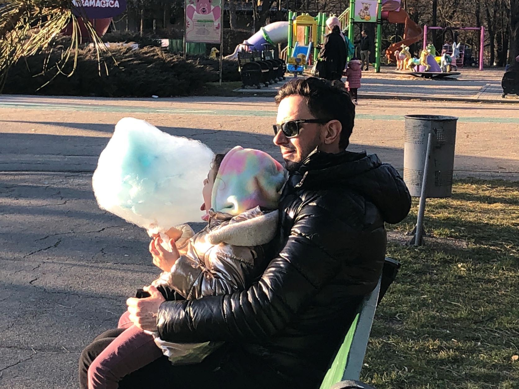 Keo si fetita in parc