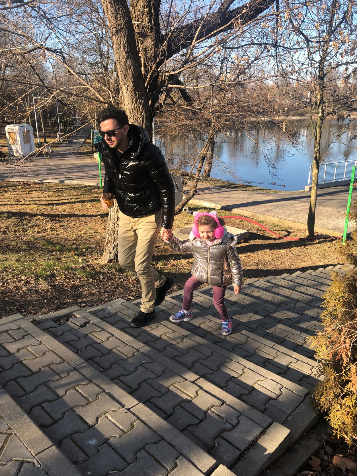 Keo si fetita in parc