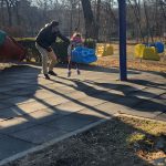 Keo si fetita in parc