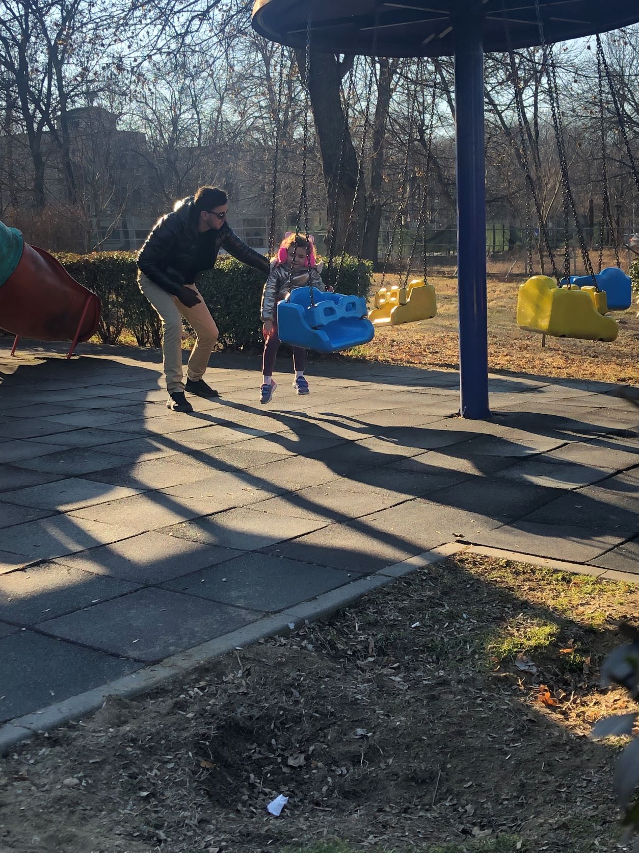 Keo si fetita in parc