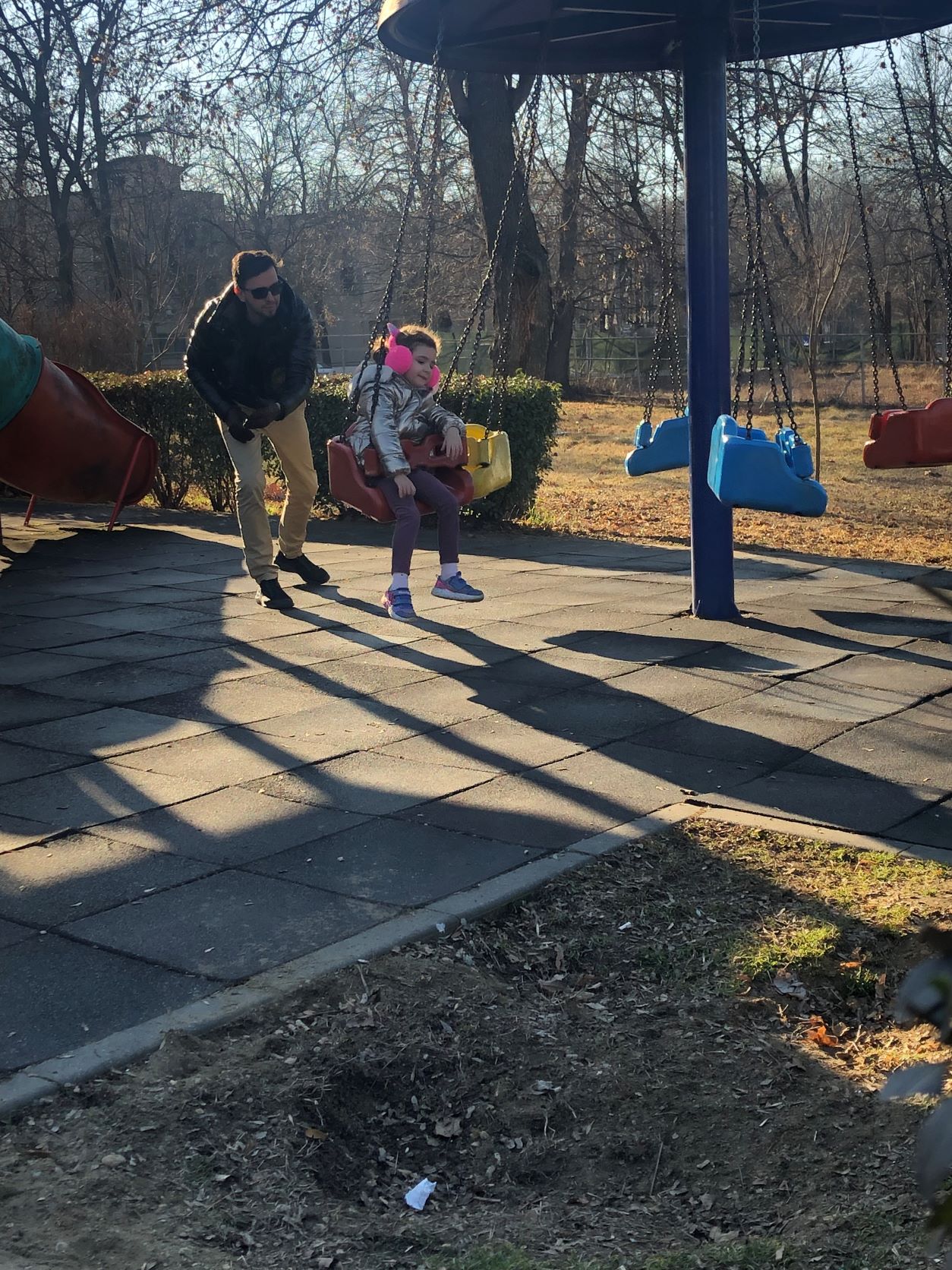 Keo si fetita in parc