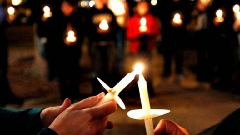 Ce înseamnă dacă se stinge lumânarea cu Lumina Sfântă în drum spre casă