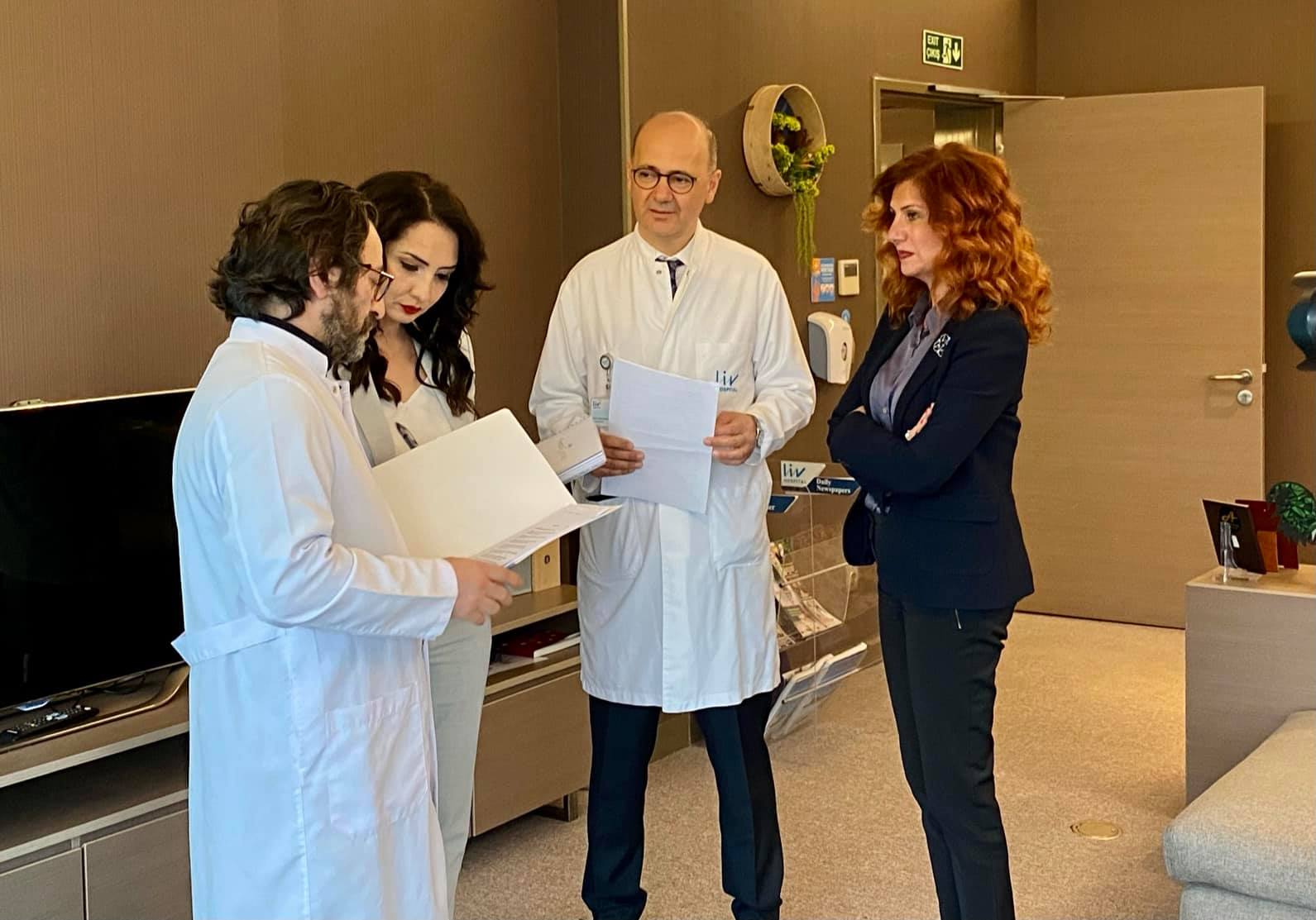 Mai tot timpul il petrece in spitalele din turcia