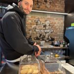 Omid si a deschis o cafenea in cartierul unde locuieste