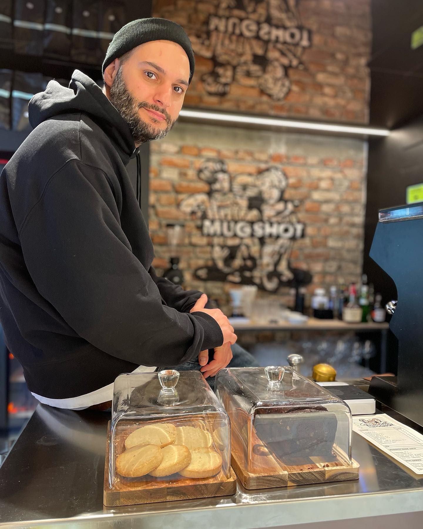 Omid si a deschis o cafenea in cartierul unde locuieste