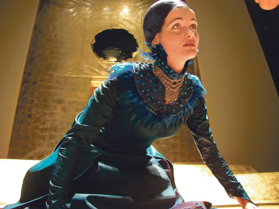 Pe scena teatrului, în rolul emblematic Fatima din piesa „Alchimistul”