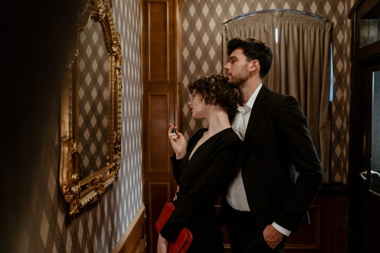 Soțul mă înșală de aproape un an cu o colegă de muncă. Ca să mă răzbun, mi-am făcut și eu un amant. M-am îndrăgostit nebunește de el