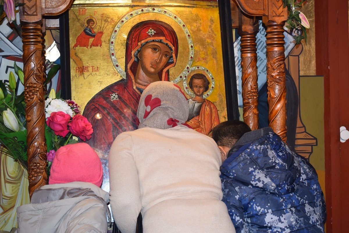 De ce nu este bine să pupi icoanele din biserică