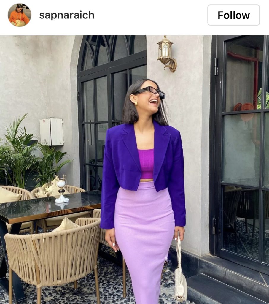 Un crop top cu imprimeu grafic este o modalitate grozavă de a-ți arăta latura artistică. Aspectul se referă la exprimarea creativității tale, așa că nu-ți fie teamă să ieși în afara zonei de confort a paletei tale neutre.