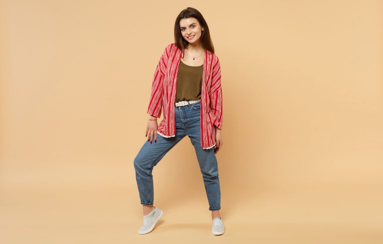 Cum porţi blugii după vârsta de 40 de ani. Greşeli pe care să le eviţi