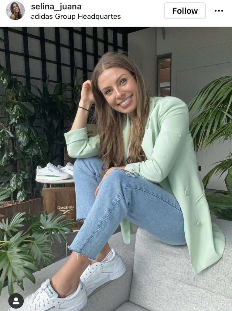 Cum poţi purta tenişii la birou