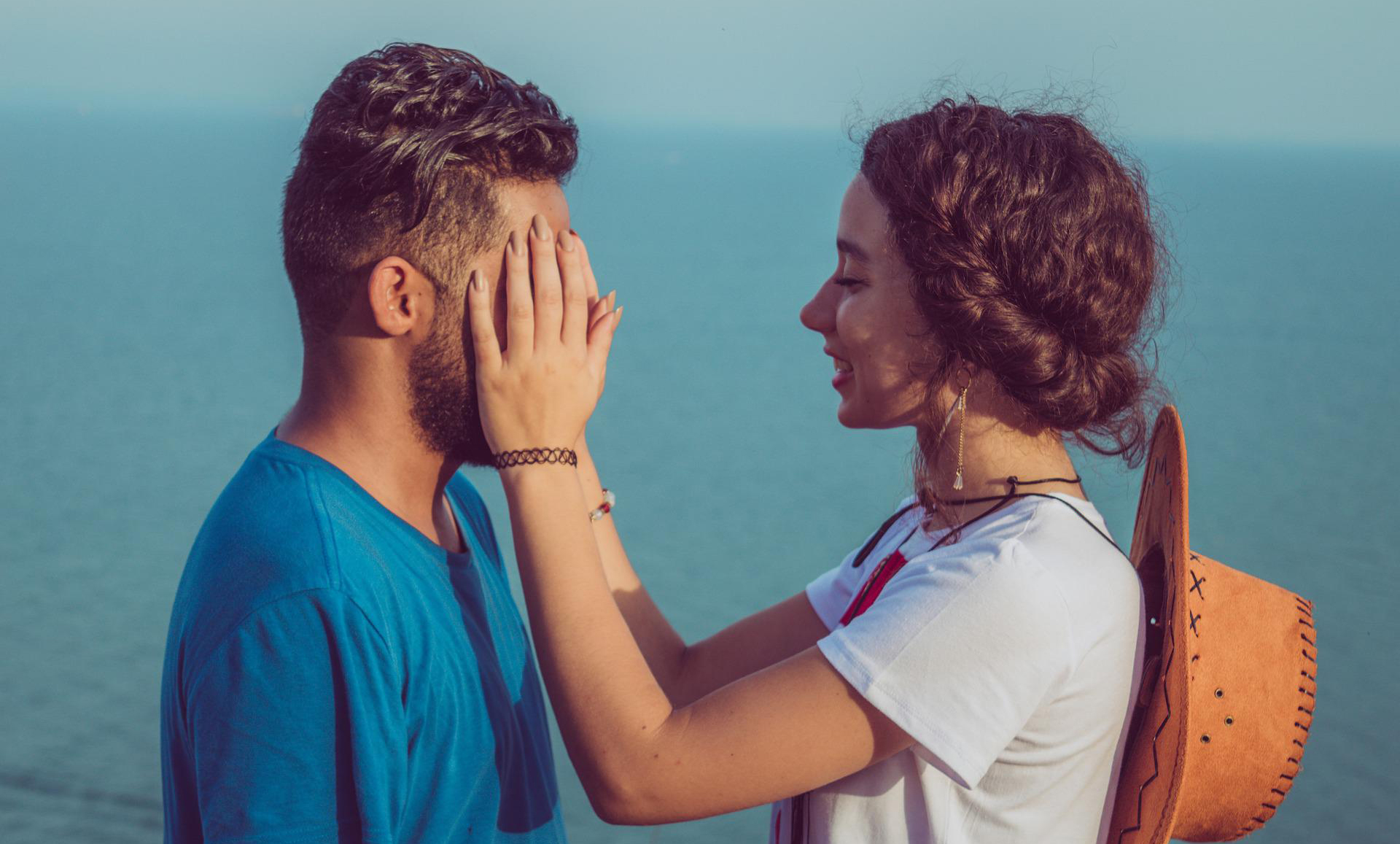 Cum să faci un bărbat să se gândească la tine