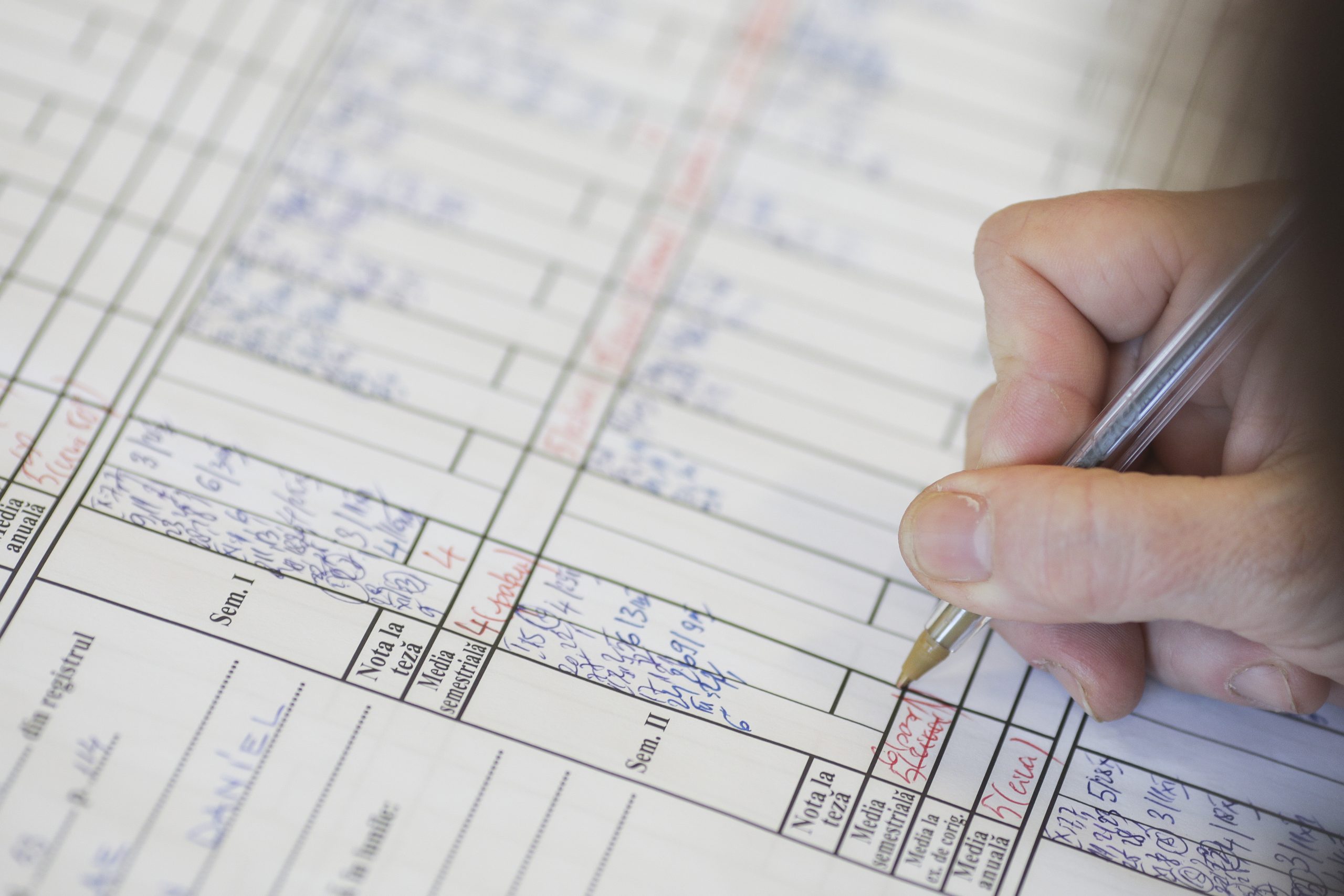 Modificări majore în Educație. Se renunță la mediile semestriale și la teze