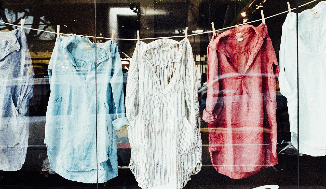 Cum trebuie să speli rufele ca să nu-şi mai piardă culoarea