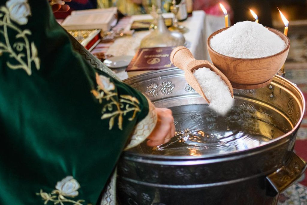 De ce este bine sa pui sare in apa de la botez.