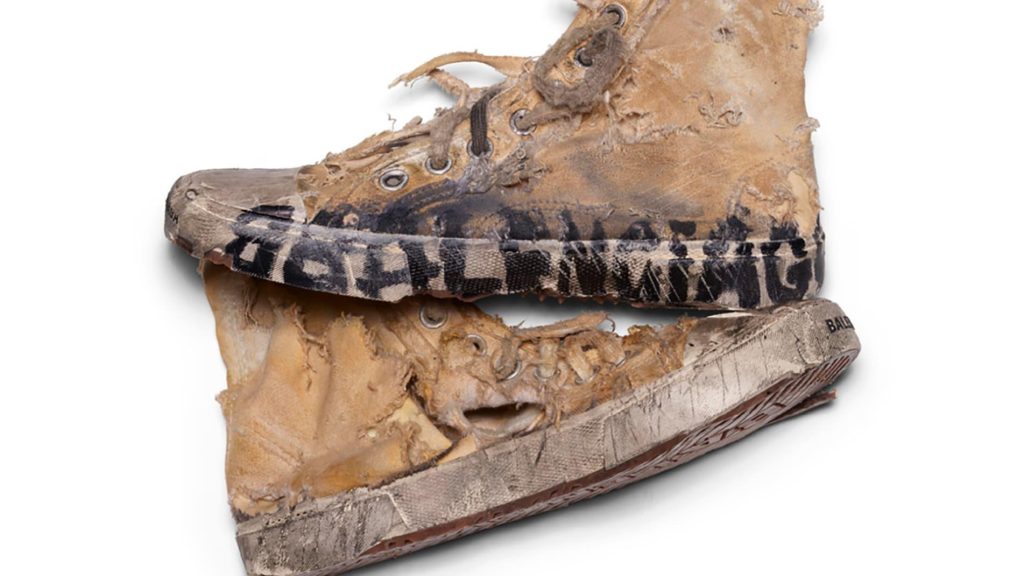 Noul trend în modă, tenișii rupți și murdari