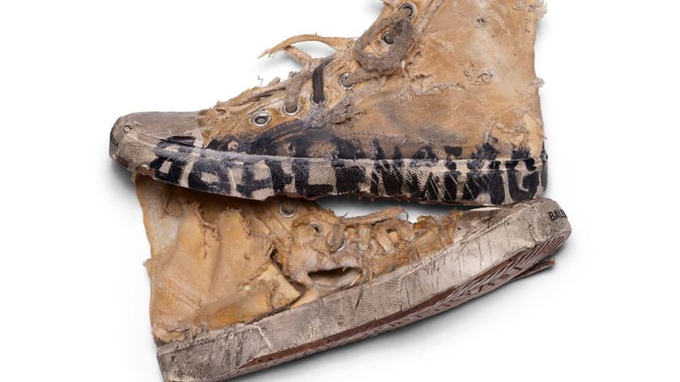 Noul trend în modă, tenișii rupți și murdari. Prețul colosal cu care îi vinde Balenciaga