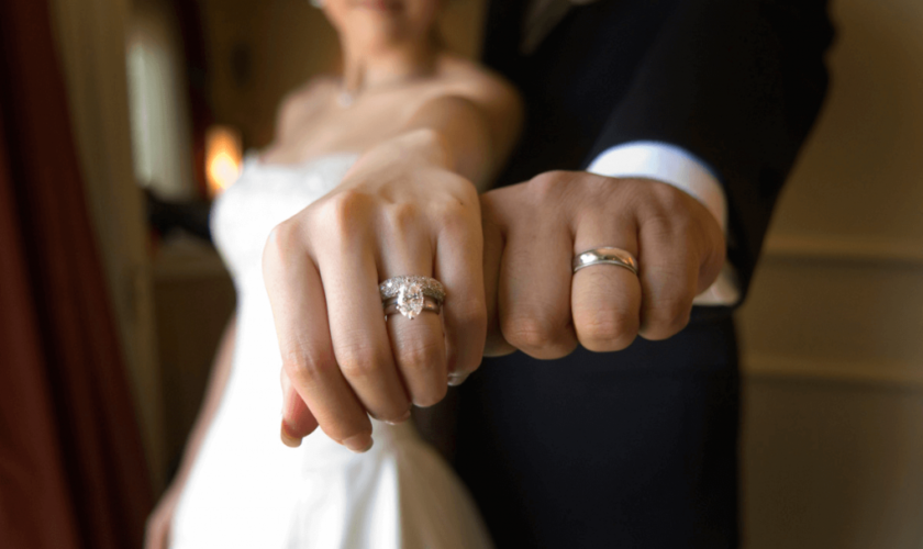 Pe ce mână se pune inelul de logodnă