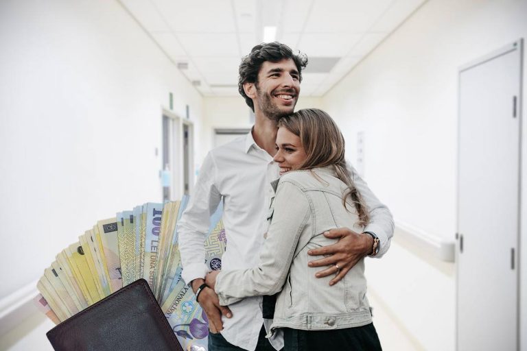 Tot mai multe cupluri apelează la FIV pentru că nu au timp de relații intime, spun experții