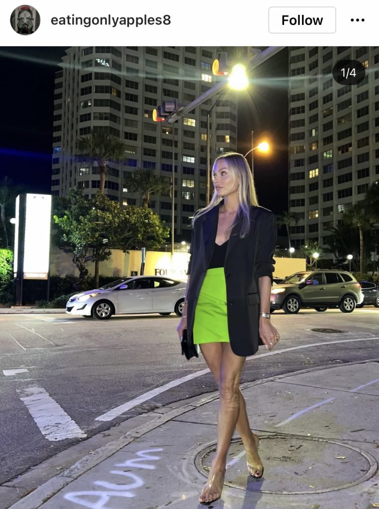 Un sacou negru, 5 ţinute diferite