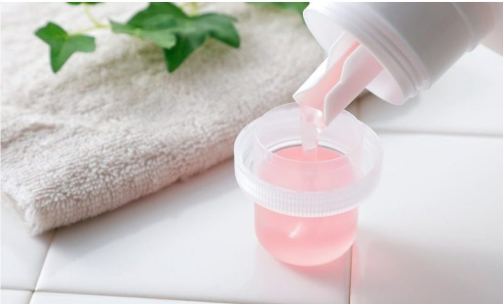 De ce ar trebui sa pulverizezi balsam de rufe peste covoare