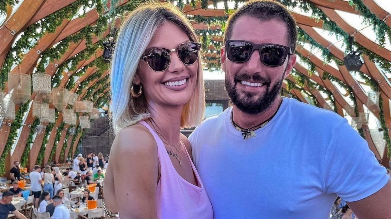 Nuntă surpriză în showbiz: “Facem pe plajă, mireasa nu se fură”