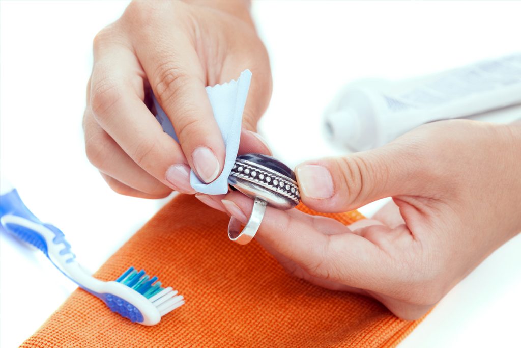 Soluții pentru curățarea argintului cu bicarbonat de sodiu