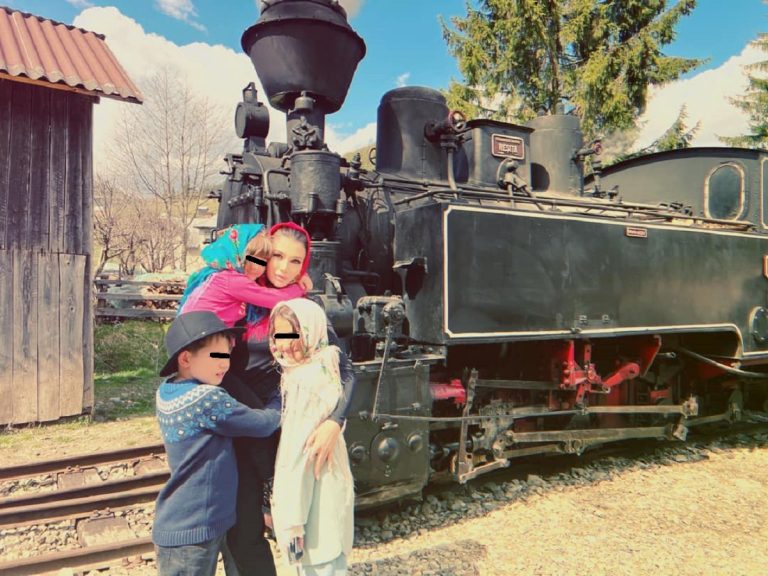 Elena Băsescu, excursie spirituală împreună cu copiii. Cum încearcă să îşi găsească liniştea după problemele pe care le-a avut tatăl său