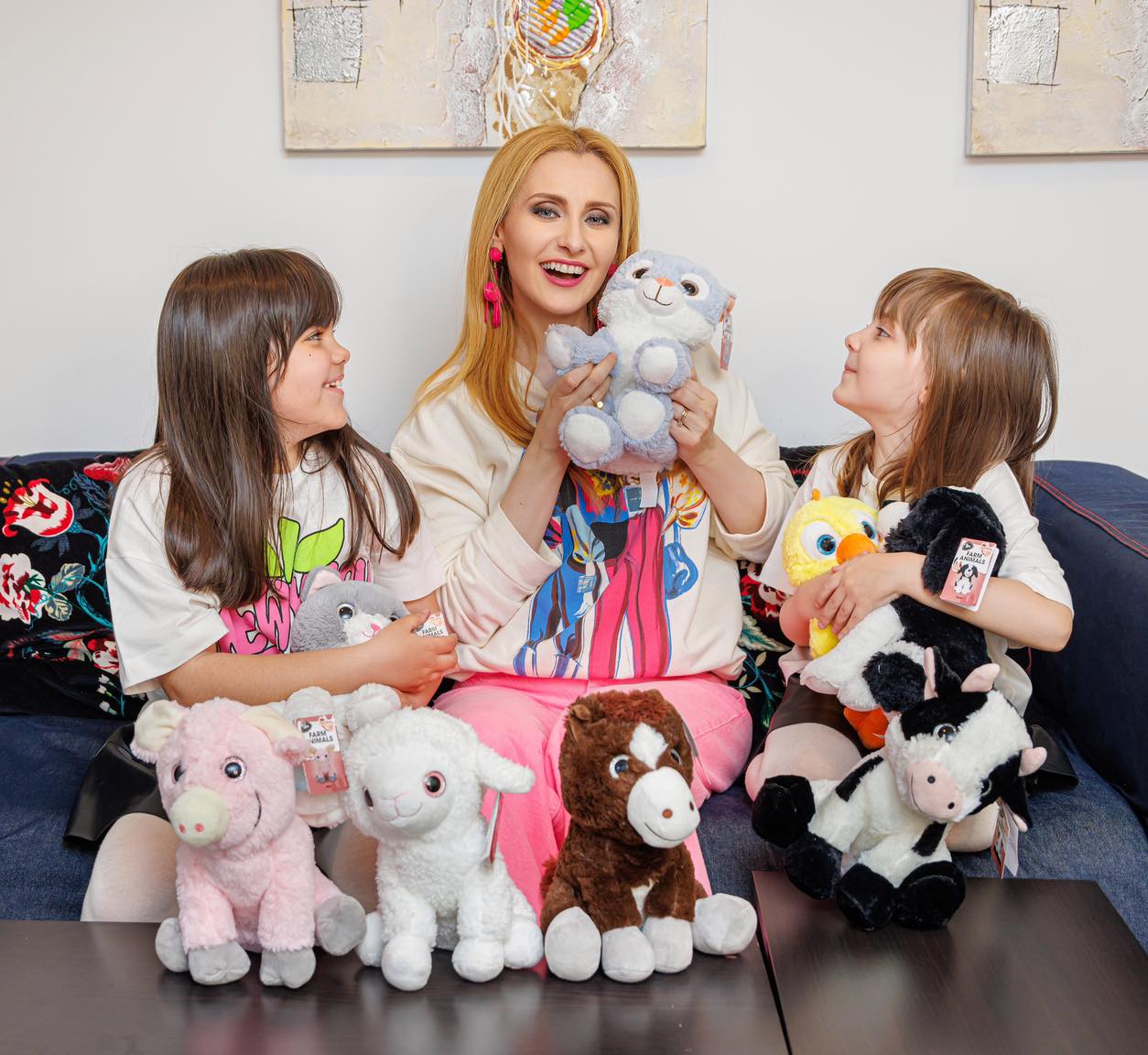 Fetițele locuiesc în momentul de față cu mama lor