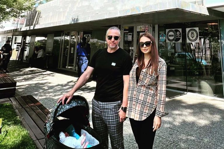 Laurențiu Reghecampf și Corina Caciuc, primul portret de familie! S-au pozat alături de Liam, băiețelul lor