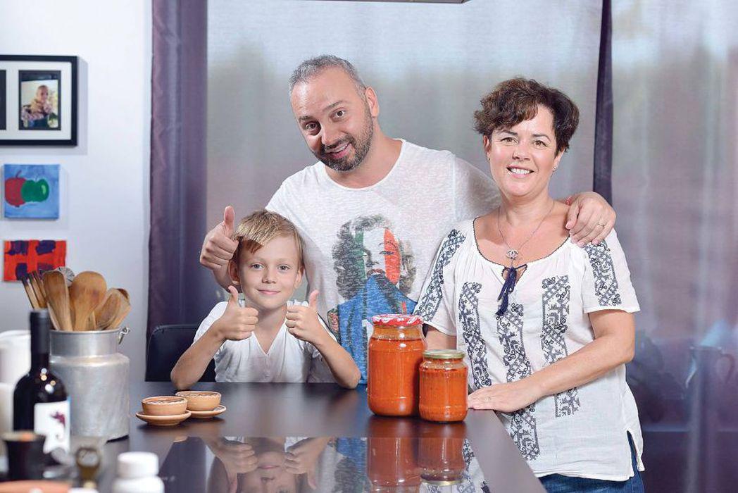 Ovi, soția și fiul