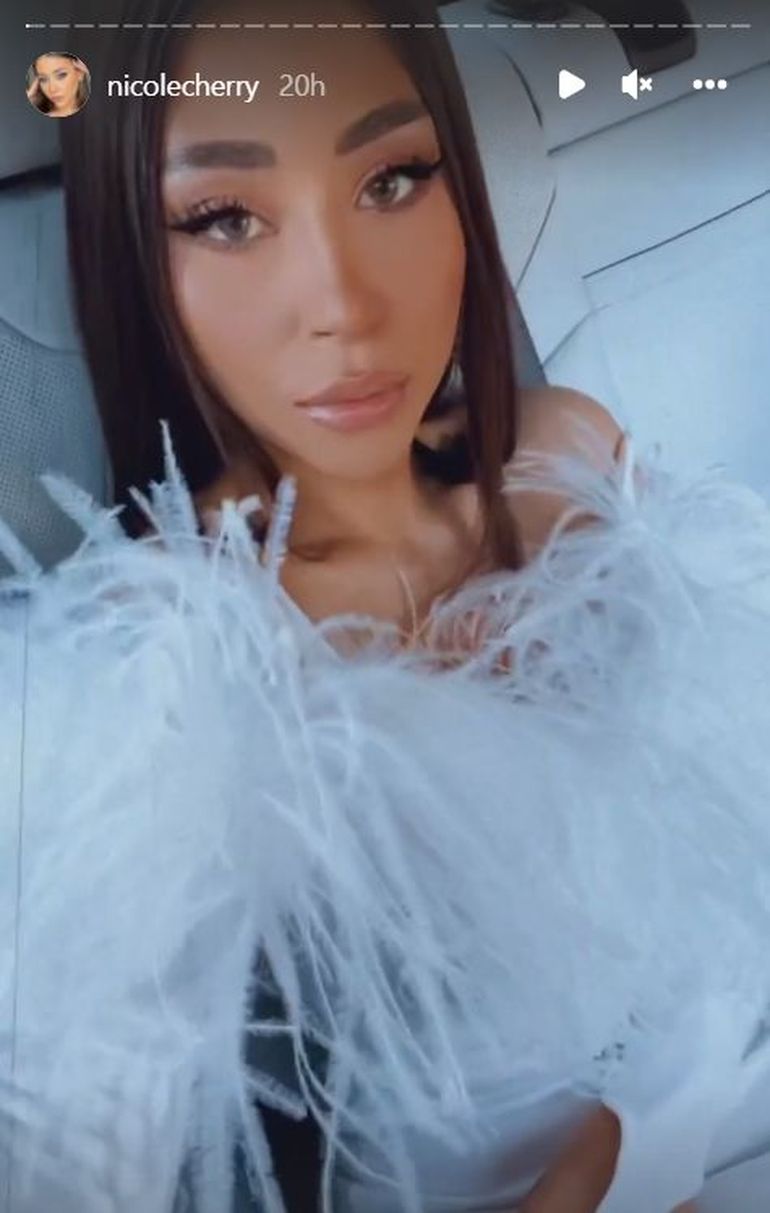 Nicole Cherry îmbrăcată în rochia de la botez