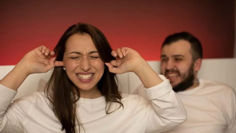 Semne care arată că un bărbat este extrem de gelos și obsedat de control