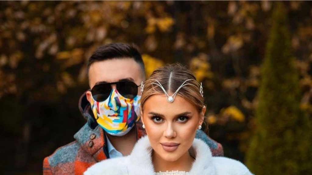 Ce spune Emily Burghelea despre iubitul ei, care isi ascunde chipul sub masca