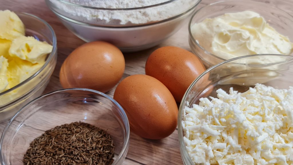 Sărățele fragede cu brânză telemea și chimen