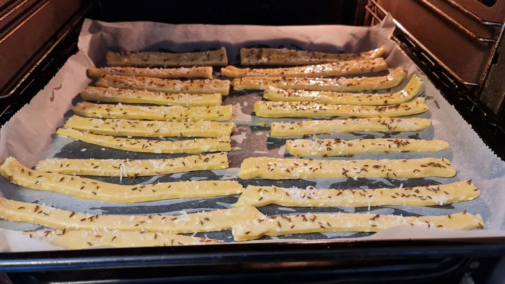 Sărățele fragede cu brânză telemea și chimen