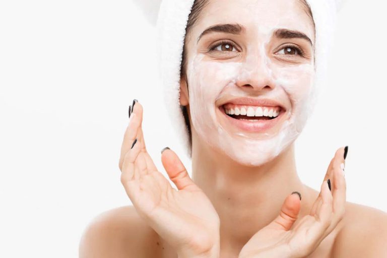 4 greșeli pe care să le eviți când îți exfoliezi pielea. Îți pot afecta tenul mai mult decât crezi
