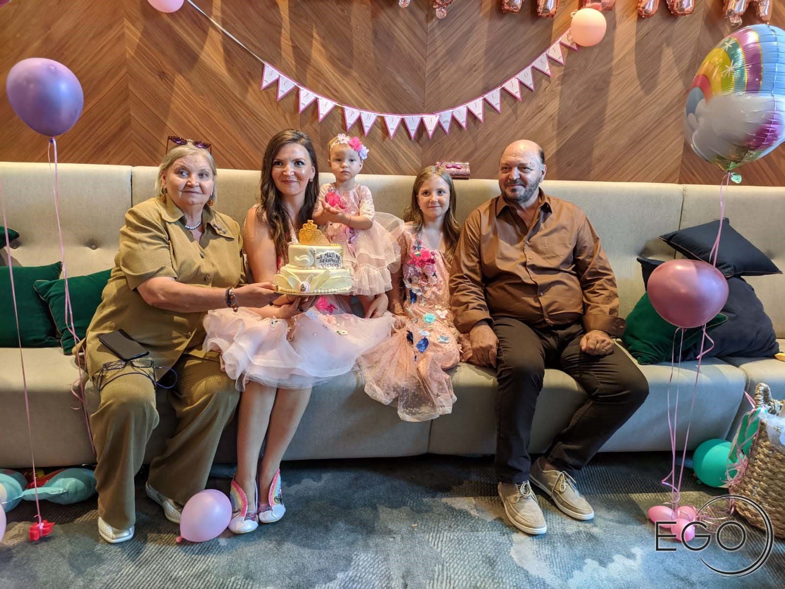 Ana Maria Socaciu, alături de părinți și de fetițele sale