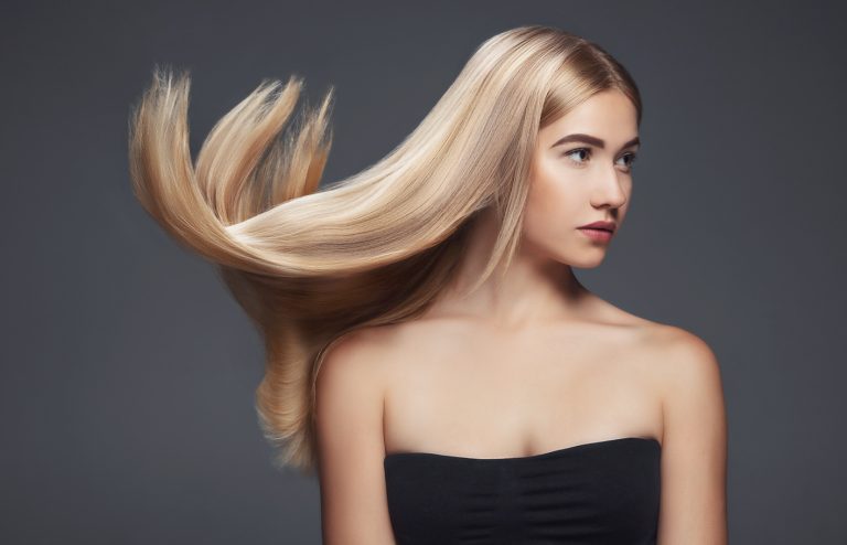 Blond cenușiu. 7 lucruri pe care e bine să le cunoști înainte să-ți vopsești părul așa