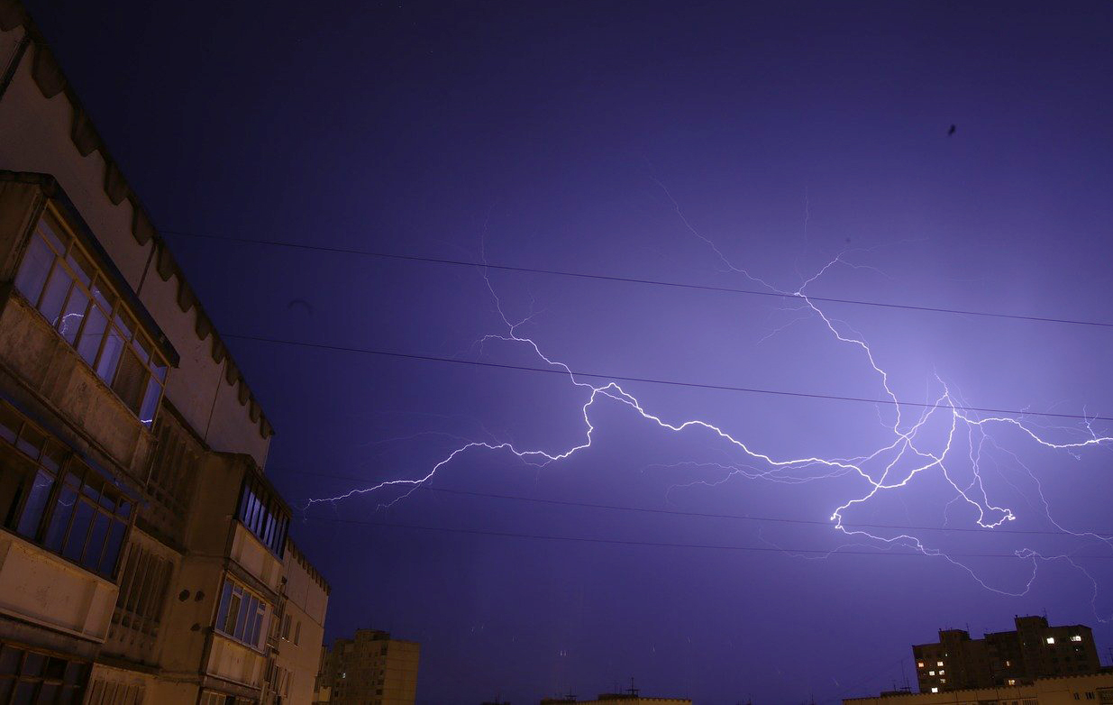 Ce nu e bine să faci niciodată în casă atunci când e furtună