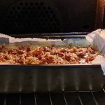 După ce a fost așezat în tavă, checul se bagă la cuptorul încălzit la 180 de grade