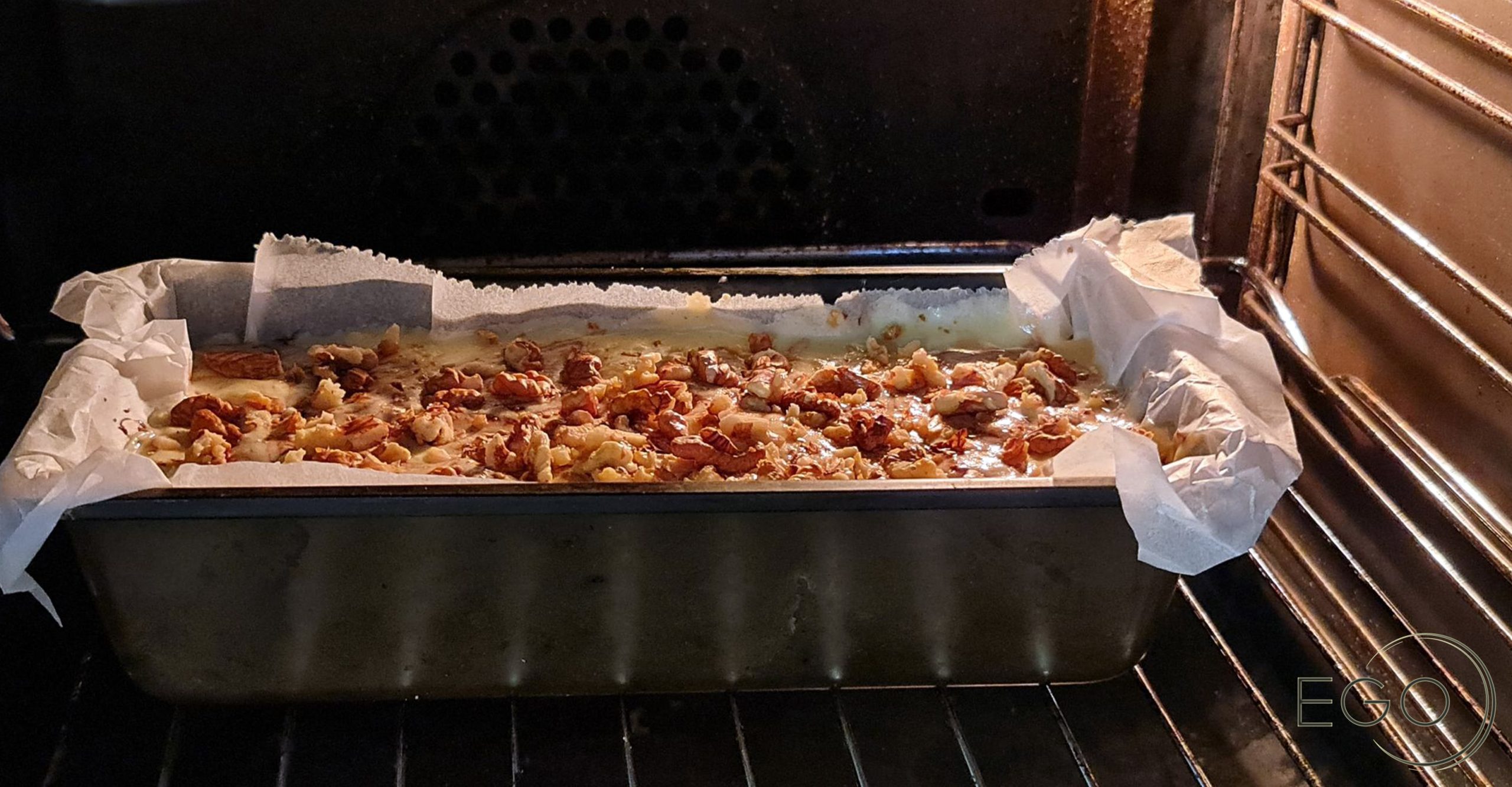 După ce a fost așezat în tavă, checul se bagă la cuptorul încălzit la 180 de grade