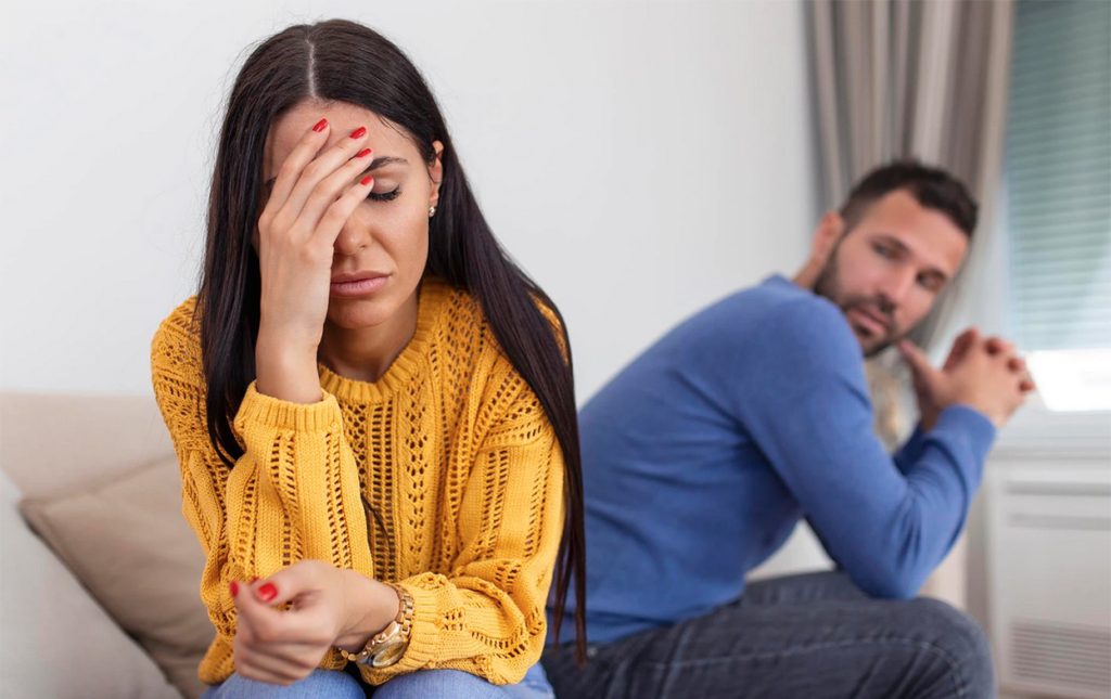 De ce o femeie rămâne într-o relație abuzivă