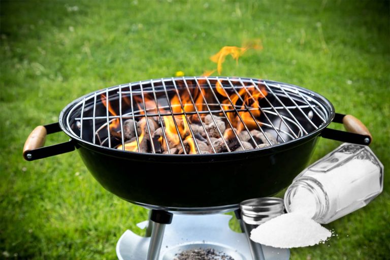 De ce se pune sare peste cărbuni. Secretul pe care puțini români îl știu