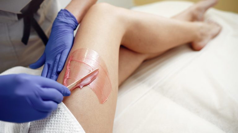 Diferența dintre epilarea cu zahăr și epilarea cu ceară. Detaliile care fac deosebirea