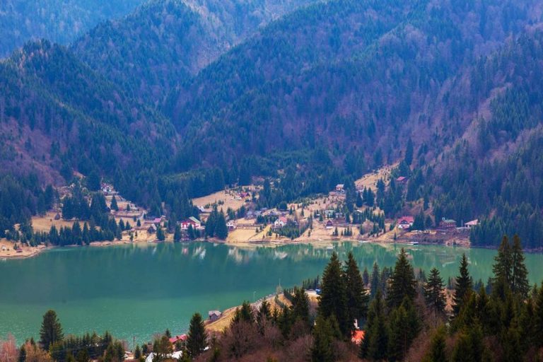 Drumul spectaculos din România care duce către stațiunea cu cel mai pur aer. Zici că ești în Elveția